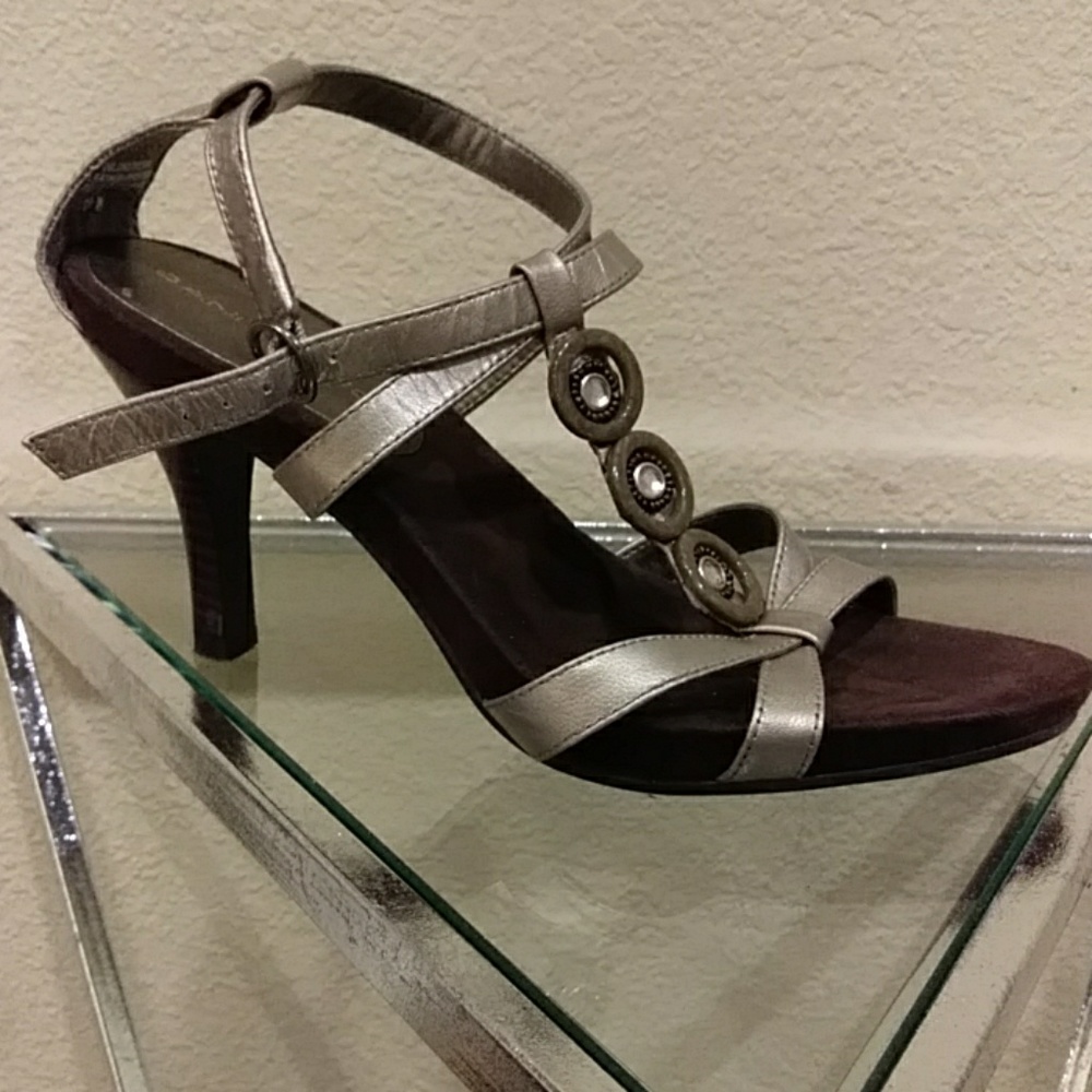 Bandolino sandals with heel.  Pretty taupe color 7.5